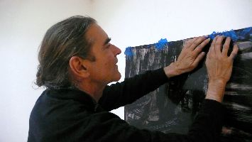 Stefan Gritsch brengt met acrylverf een ''Verfhuid'' aan, direct op de wand
PHŒBUS•Rotterdam