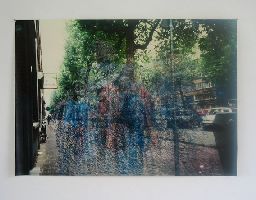 Toine Horvers, ''Voorbijgangers. Dordtselaan 155-157'' [zij-aanzicht], 2002,

0.70 x 1 m.
PHŒBUS•Rotterdam