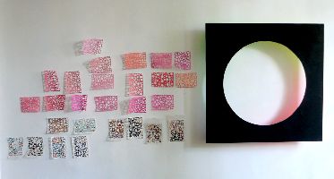 Bernard Villers, atelieropname juli 2009: geperforeerde postkaarten, roze kaarten, 2009; ''Light & Colour'', 2005, MDF, troué, tempera et acryl, 0.70 x 0.79 m.
PHŒBUS•Rotterdam