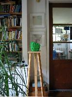 Stefan Gritsch, opname in huis, 2003; op een sokkel de groene ''Klumpen'' verf
PHŒBUS•Rotterdam
