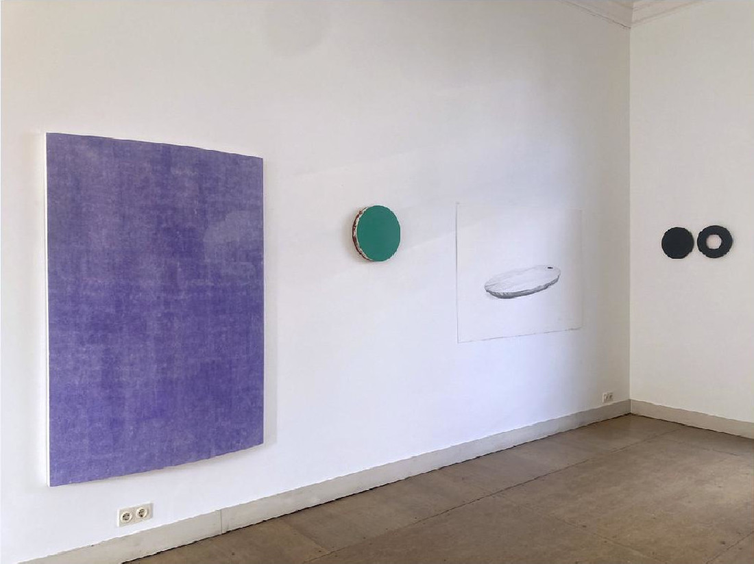 '<span class=x33><span>33</span> <span>33</span></span>', respectievelijk:
Sarah van der Lijn, boog diepblauw 12.2016, oliepastel en potlood, 160 x 107 x 11,5 cm.
Bernard Villers, Un disque vert ø 36,5 cm, 2005.
Mark Cloet, 2022, tekening in potlood en aquarel op papier, 0.75 x 1.10 m.
Bernard Villers, 2 disques noirs (cercle) ø 28cm, 2005.
PHŒBUS•Rotterdam '<span class=x33><span>33</span> <span>33</span></span>', respectievelijk:
Sarah van der Lijn, boog diepblauw 12.2016, oliepastel en potlood, 160 x 107 x 11,5 cm.
Bernard Villers, Un disque vert ø 36,5 cm, 2005.
Mark Cloet, 2022, tekening in potlood en aquarel op papier, 0.75 x 1.10 m.
Bernard Villers, 2 disques noirs (cercle) ø 28cm, 2005.
PHŒBUS•Rotterdam