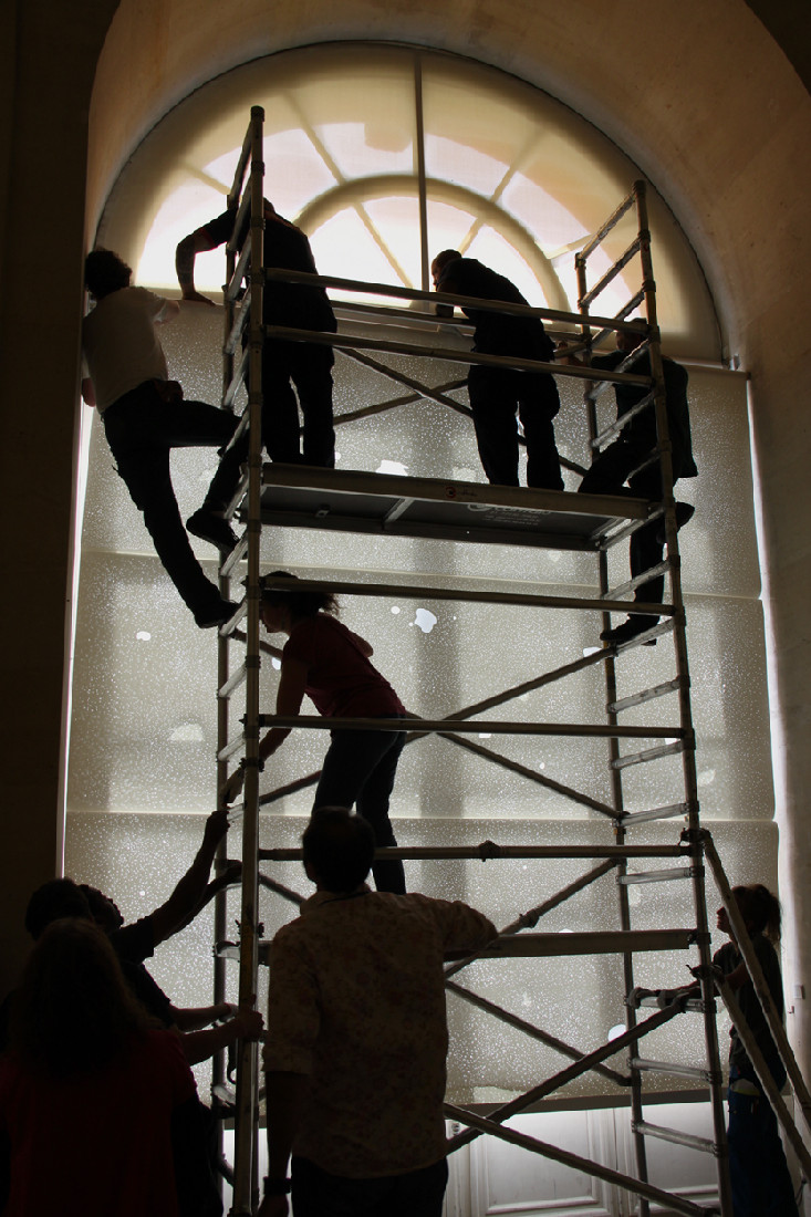 Dominique De Beir, ''Le Blanc, c'est la Nuit'', 2011, Geperforeerd papieren gordijn voor een van de Louvre-vensters. Louvre Museum Parijs, papier, ca. 3.90 x 3.50 m. Ophanging
PHŒBUS•Rotterdam Dominique De Beir, ''Le Blanc, c'est la Nuit'', 2011, Geperforeerd papieren gordijn voor een van de Louvre-vensters. Louvre Museum Parijs, papier, ca. 3.90 x 3.50 m. Ophanging
PHŒBUS•Rotterdam