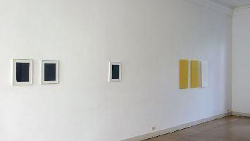 Dominique De Beir, expositie NUIT AU JOUR (detail galerieruimte beletage, o.m. rechts 'Sils Jaune' / 'Sils Blanc', 2004, drie werken in papier (en was), perforaties, dubbelgevouwen, 0.80 x 0.40 m.)
PHŒBUS•Rotterdam