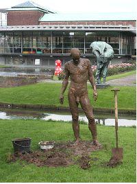 Joost Benthem, uit de reeks ''Local Griounds / mudbath''

[modderbad park Museum Boijmans van Beuningen], 2008
PHŒBUS•Rotterdam