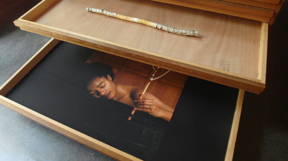 Frank Bezemer, twee laden: boven: 'i.m. On Kawara', 2016, berkenhout, acrylverf, olie, 0.78 x ø 0.04 m.; onder: 'Gabriëlle Tuinfort vangt signalen op', 2016, fotowerk op mat papier, opl.6, 1.40 x 1 m.
PHŒBUS•Rotterdam