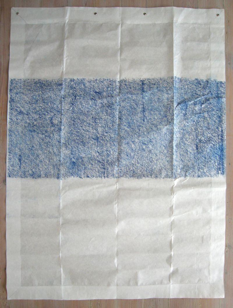 Toon van Borm, 'Little Flag', 2011, tweezijdige tekening, schriftuur mbv carbonpapier [NL], 8:11, 87,9 x 120,9 cm.
PHŒBUS•Rotterdam