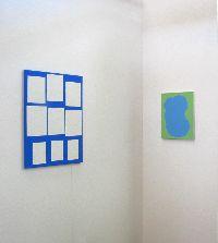 Tineke Bouma, z.t. 1996, latex en acryl op linnen, 0.80 x 0.60 m. [9x wit, blauw] (links) en (rechts) z.t. 1995, latex en acryl op linnen, 0.48 x 0.40 m. [bl-gr spons]

(detail expositie ART Amsterdam / Kunstrai 2005)
PHŒBUS•Rotterdam
