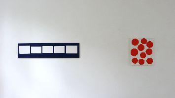 Tineke Bouma, z.t. 2008 [brede donkerblauwe met witte uitsparingen], acryl en latex op linnen, 0.35 x 1.50 m.; z.t. 2006 [creme met rode bollen], acryl en latex op linnen,

0.65 x 0.55 m.
PHŒBUS•Rotterdam