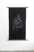 Esther Bruggink, 'Queeste' 2011 (nieuwe presentatievorm 2018), witte borduurzijde op zwarte tule voor achtergrond van zwart vilt. 245 cm hoog x, 90 cm breed. De tule met borduursel hangt 15 cm voor de vilten achtergrond.
PHŒBUS•Rotterdam