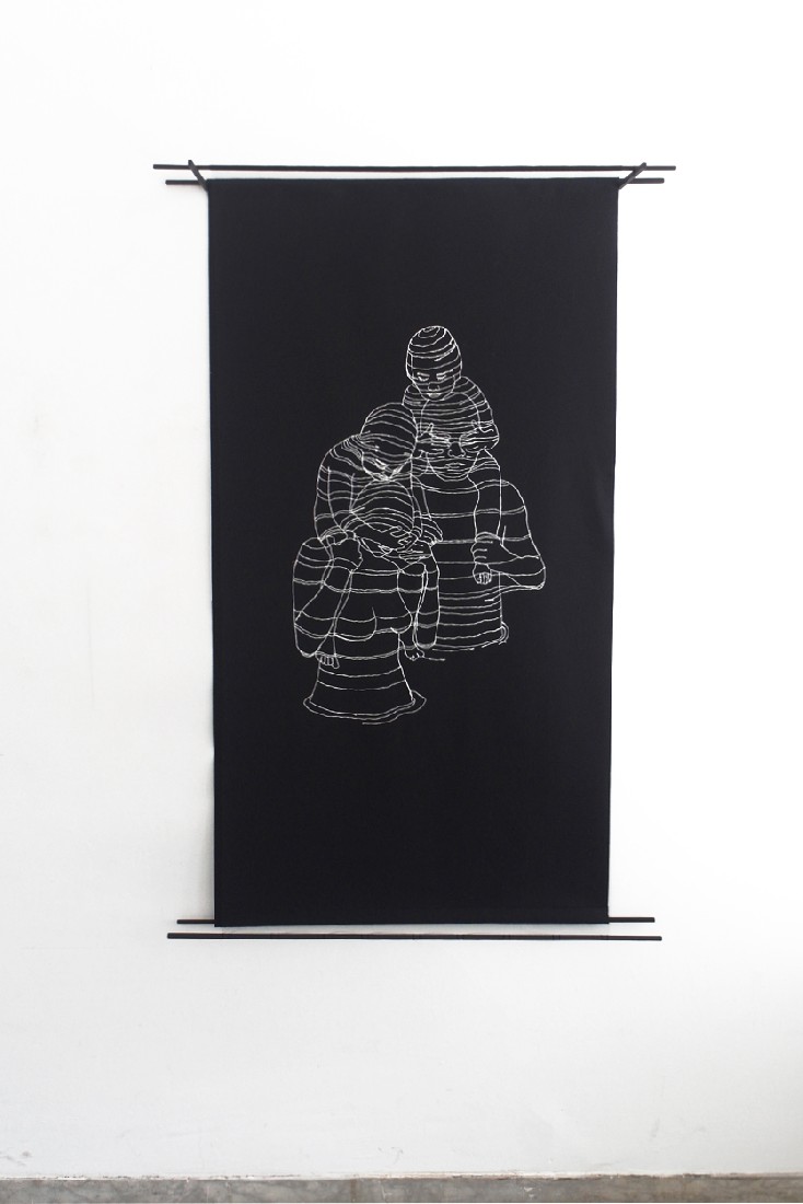 Esther Bruggink, 'Queeste' 2011 (nieuwe presentatievorm 2018), witte borduurzijde op zwarte tule voor achtergrond van zwart vilt. 245 cm hoog x, 90 cm breed. De tule met borduursel hangt 15 cm voor de vilten achtergrond.
PHŒBUS•Rotterdam
