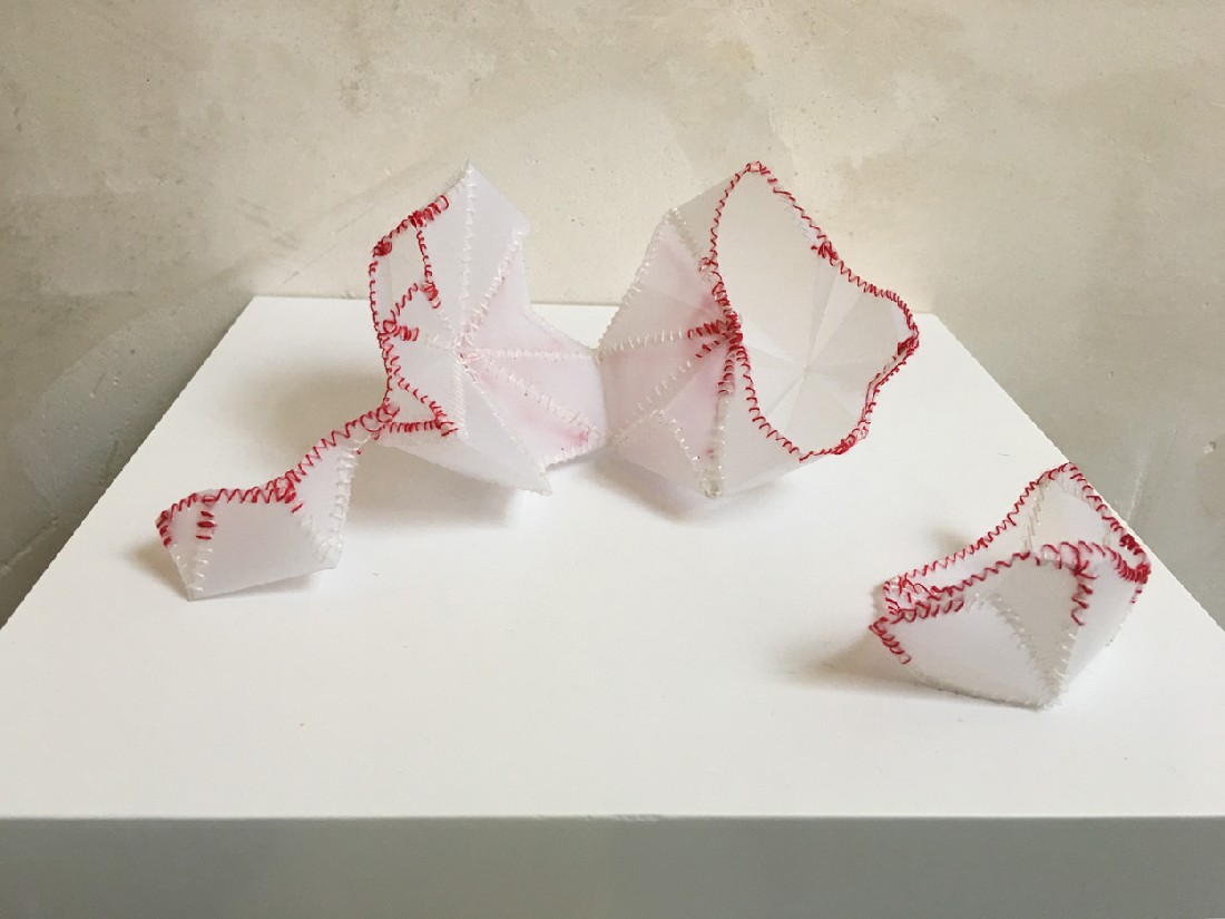 Esther Bruggink, 'Gebedsnoot', 2019, borduurzijde/polyesterfolie,

ca. h. 7 cm. x b. max. 17 cm.
PHŒBUS•Rotterdam