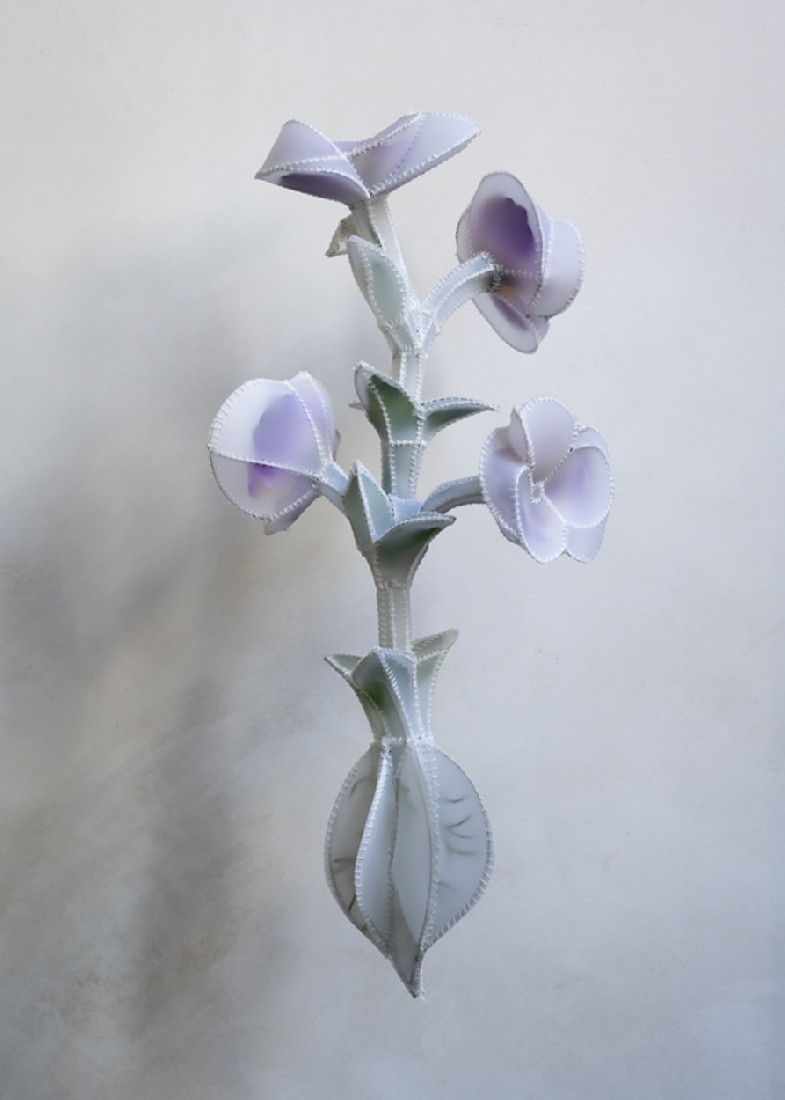 Esther Bruggink, Viola in Quarantaine, 2020,

o.a. polyesterfilm borduurzijde, messingdraad,

45 x 20 x 20 cm.
PHŒBUS•Rotterdam