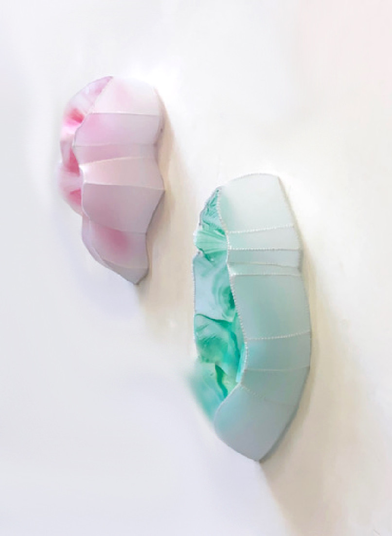 Esther Bruggink, zijaanzicht van Amor Fati, 2021,

polyesterfilm, messingdraad, aquarelverf, borduurzijde.

no. 1, 28 x 18 x 11 cm.; no. 2, 29 x 14 x 7,5 cm.
PHŒBUS•Rotterdam
