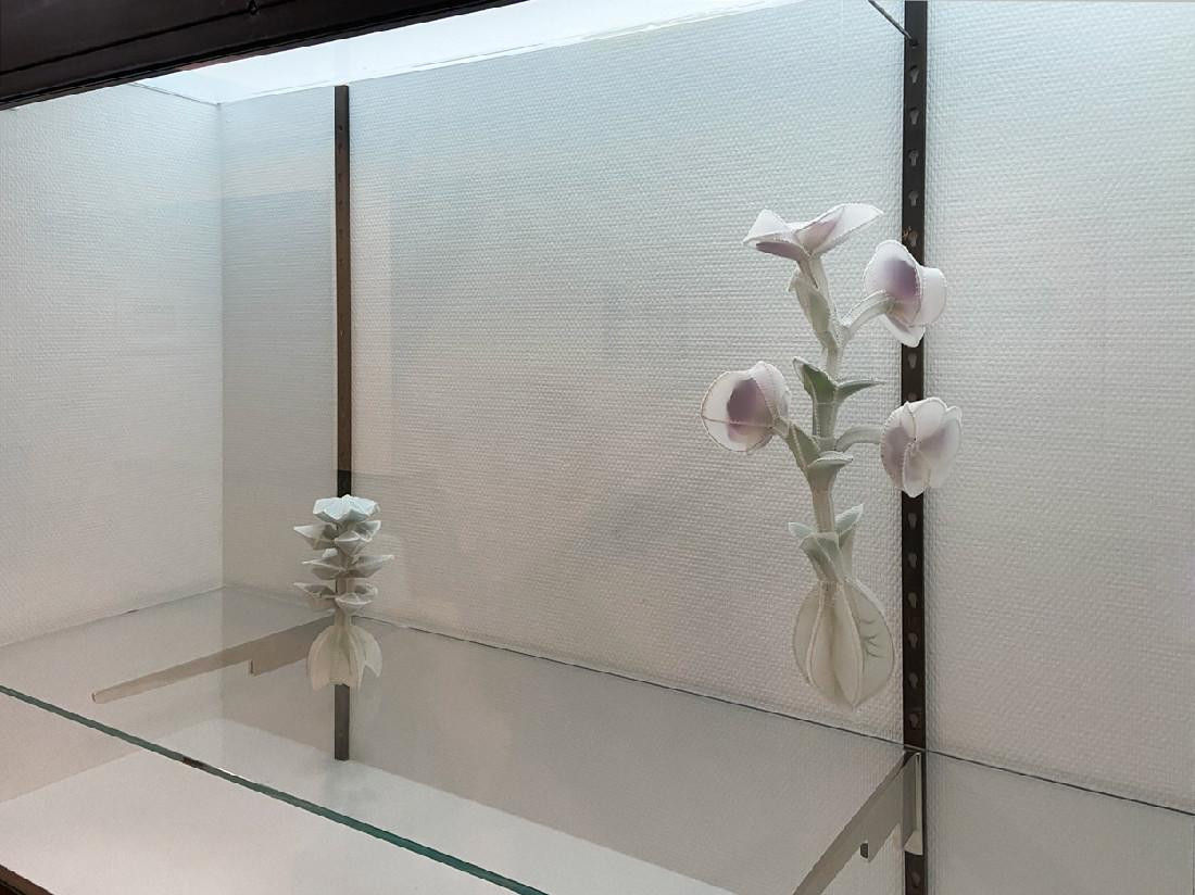 Esther Bruggink, Delphinium Belladona in Quarantaine, 2020 en Viola in Quarantaine, 2020

o.a. polyesterfilm, borduurzijde, messingdraad, 22 x 12 x 12 cm. en 45 x 20 x 20 cm.
PHŒBUS•Rotterdam