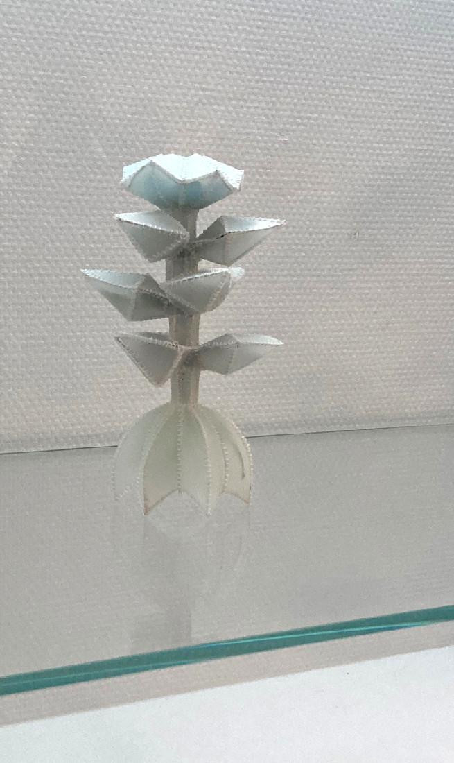 Esther Bruggink, Delphinium Belladona in Quarantaine, 2020,

o.a. polyesterfilm, borduurzijde, messingdraad, 22 x 12 x 12 cm.
PHŒBUS•Rotterdam