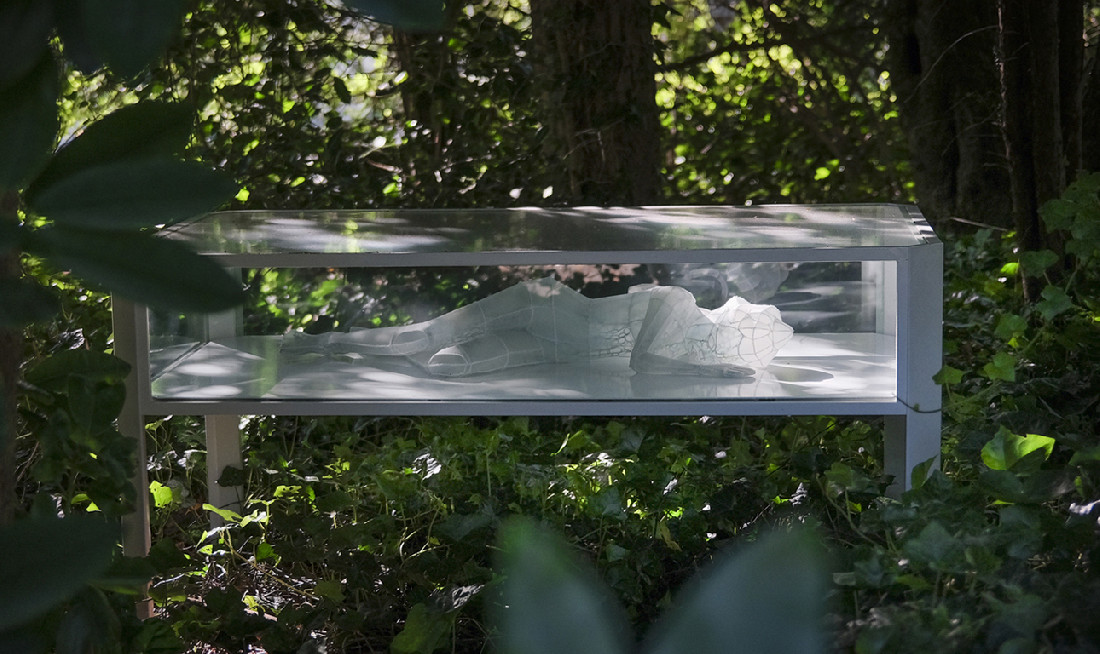 Esther Bruggink, ''Rusalka'', liggende figuur in vitrine / reclining figure in display case,

2002/2022, polyester film, embroidery silk, metal, tempered glass, 140 x 70 x 80 cm.
PHŒBUS•Rotterdam