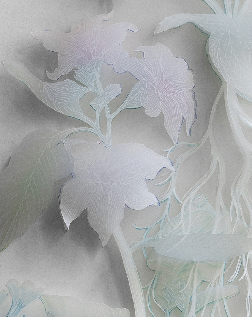Esther Bruggink, 'Millefleurs' 2022, kleurpotlood en wit potlood op polyesterfilm,

uitgeknipt en in lagen vastgezet met steekjes borduurzijde en transparante kralen,

165 x 72 x 9 cm. ,detail
PHŒBUS•Rotterdam