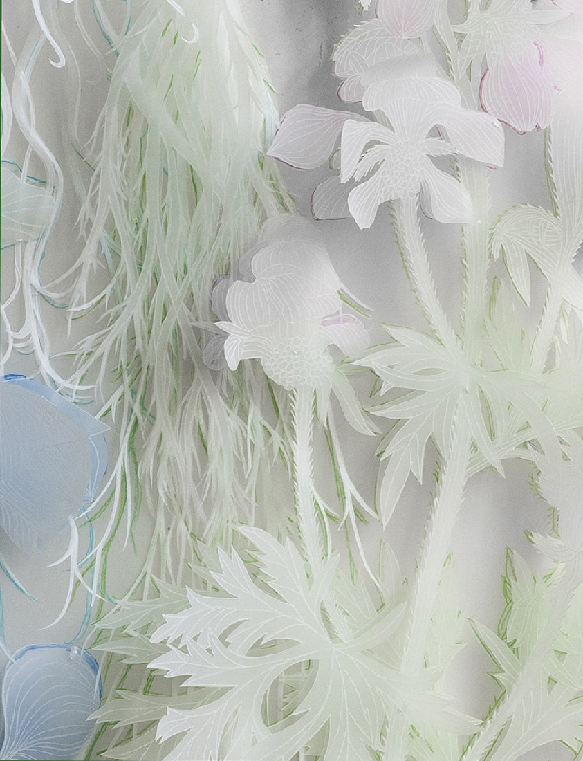 Esther Bruggink, 'Millefleurs' 2022, kleurpotlood en wit potlood op polyesterfilm,

uitgeknipt en in lagen vastgezet met steekjes borduurzijde en transparante kralen,

165 x 72 x 9 cm, detail
PHŒBUS•Rotterdam