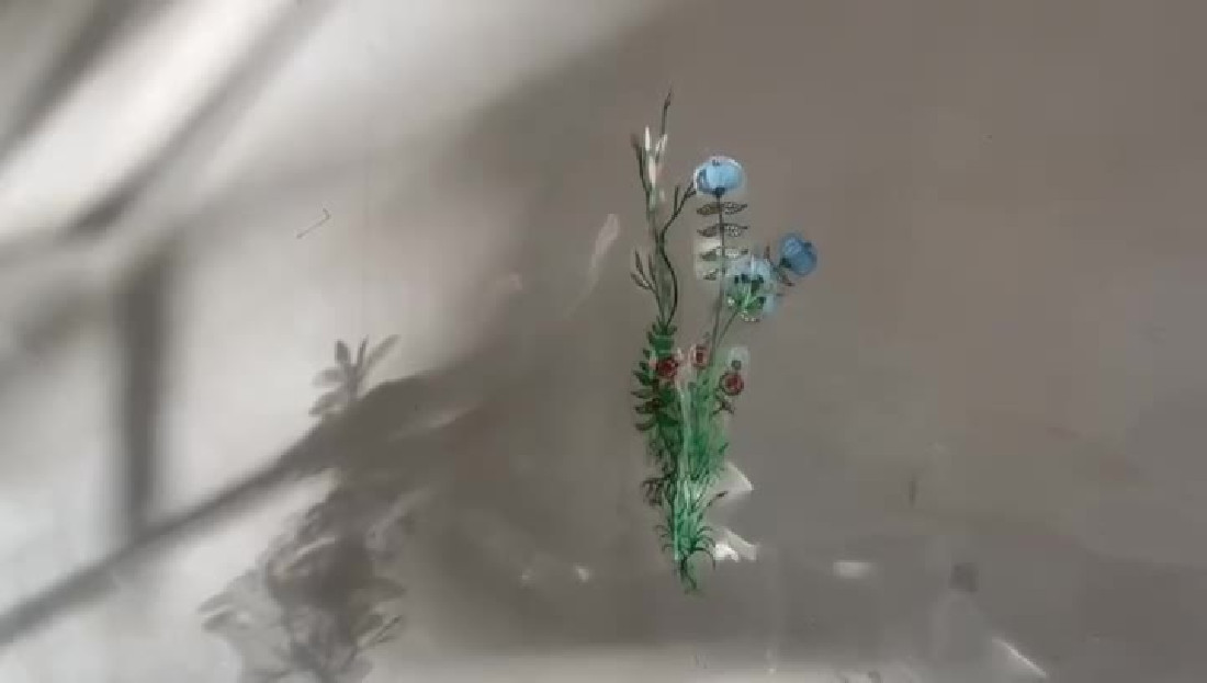 Esther Bruggink, 'Millefleurs' - 2019, mobile, hangend, in kleur, acryl op heldere polyesterfilm, ca. 41 x 15 x 14 cm. 19 seconden
PHŒBUS•Rotterdam Esther Bruggink, 'Millefleurs' - 2019, mobile, hangend, in kleur, acryl op heldere polyesterfilm, ca. 41 x 15 x 14 cm. 19 seconden
PHŒBUS•Rotterdam
