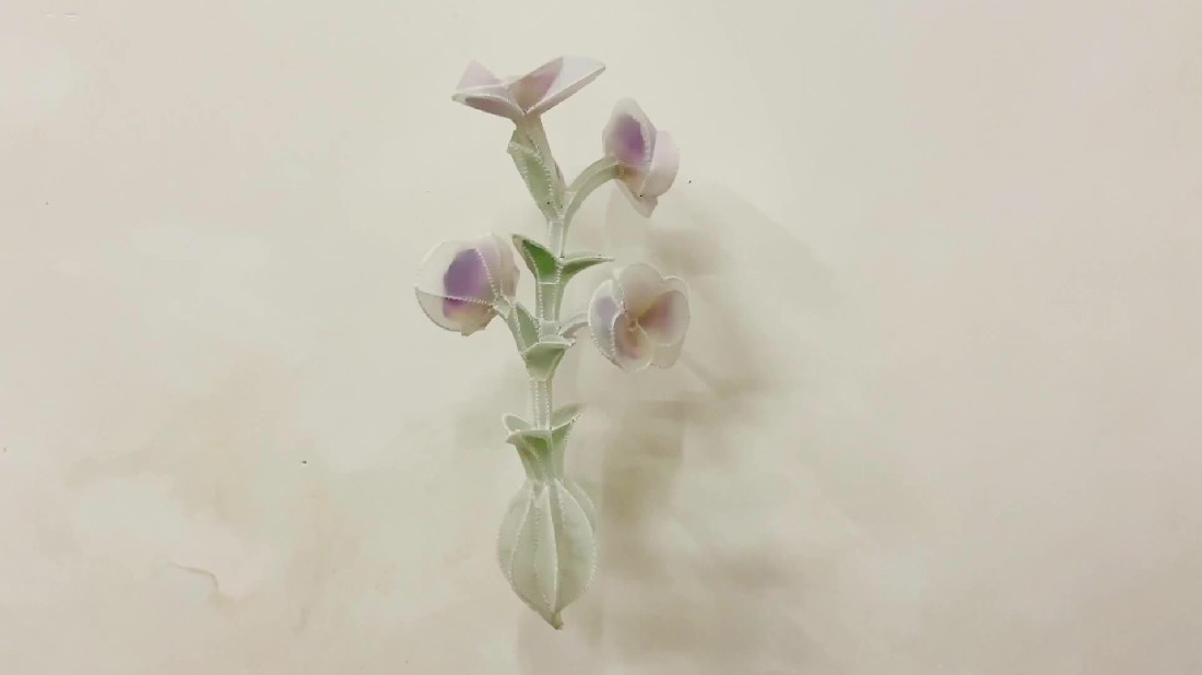 Esther Bruggink, 'Viola in Quarantaine', 2020,

o.a. polyesterfilm, borduurzijde, messingdraad, textiel,

45 x 20 x 20 cm.
PHŒBUS•Rotterdam