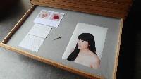 Lin Cheng, jade speld, enkele teksten en print zelfportret met tattoo.
PHŒBUS•Rotterdam