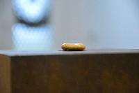 Mark Cloet, C-stone, 22 karaats goud, geciseleerd, op bronzen sokkel, 1.51 m. 2014.
PHŒBUS•Rotterdam