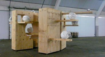 Gilbert van Drunen, 'Rimming the Earth', porselein, hout.
PHŒBUS•Rotterdam