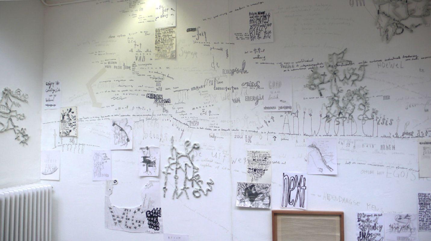 Gilbert van Drunen, ''GUILTY KEELPIJN'',

installatie / expositie Museum Scryption Tilburg, 2008: tekeningen, sculpturen, de tekst ''oproep tot een alternatief'' van Joseph Beuys op de wand geschreven.
PHŒBUS•Rotterdam