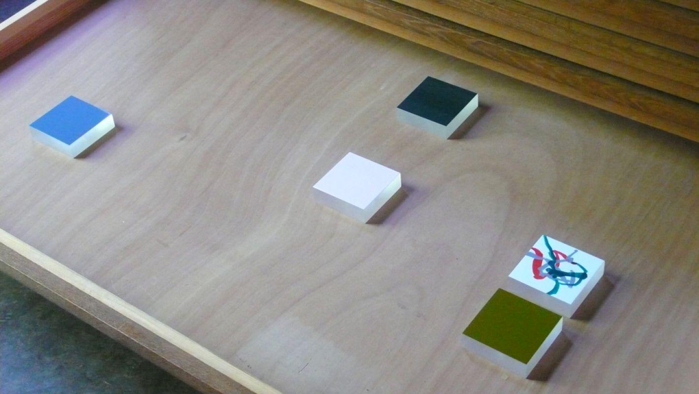Thomas Kemper, een compositie in monochrome (en een niet-monochroom vlak) kleurvlakken op plexiglas.
PHŒBUS•Rotterdam