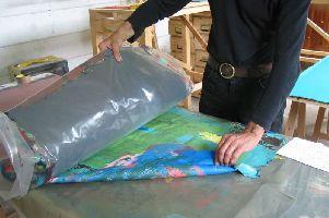 Stefan Gritsch, opname in atelier 2003;

Stefan Gritsch laat dunne plakken acrylverf zien, die in objecten worden verwerkt
PHŒBUS•Rotterdam