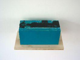 Stefan Gritsch, Acrylfarbe 2002/2003,  30 x 12 x 15 cm. dit werk bestaat uit dunne, gegoten lagen verf; het blok is op verschillende plaatsen doorgezaagd en weer met verf aan elkaar gezet en beschilderd
PHŒBUS•Rotterdam