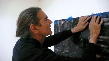 Stefan Gritsch brengt met acrylverf een ''Verfhuid'' aan, direct op de wand
PHŒBUS•Rotterdam