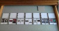 Suska Mackert, cassettes met kaarten en medaillons/ketting, opl. 30, goud, karton, 12.5 x 14.5 cm.
PHŒBUS•Rotterdam