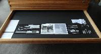 Mimi von Moos, 'VETTERLI', 2020, leporello met 24 inkjet fotoafdrukken op Fine-Art-Paper,

6 getypte vellen (op Japans papier), karton. 26.9 x 21 cm, uitgevouwen: 26.9 x 504 cm.
PHŒBUS•Rotterdam