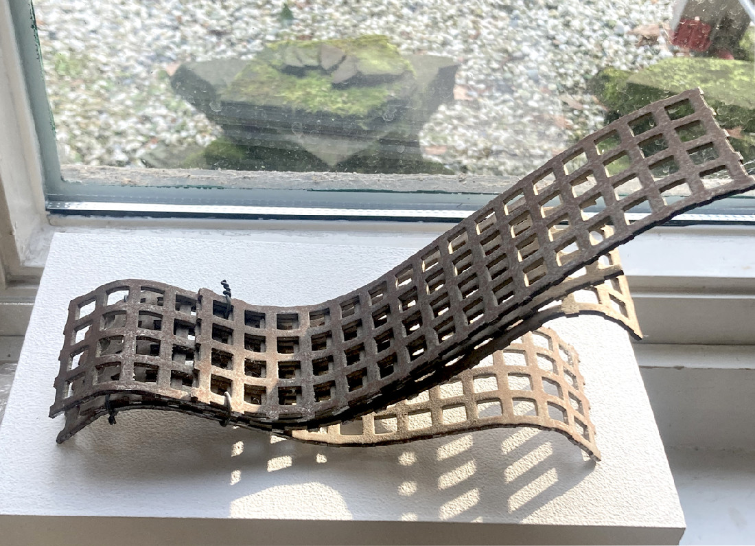 Pjotr Müller, model voor een strand- of tuinstoel, z.j., z.s., gemaakt in de jaren 90,
koperen rastermetaal. ca. 17 x 27 x 8 cm.
PHŒBUS•Rotterdam Pjotr Müller, model voor een strand- of tuinstoel, z.j., z.s., gemaakt in de jaren 90,
koperen rastermetaal. ca. 17 x 27 x 8 cm.
PHŒBUS•Rotterdam