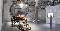 Sara Nuytemans, 'Observatory of the Self', o.a. 3.1, 2012, kinetische installatie met roterende bol, die kan worden betreden. Materiaal: bol ø 2.25 m. van 1680 reflecterende 35 mm. rvs rechthoekjes, hout, technische materialen motor, rvs staanders.
PHŒBUS•Rotterdam