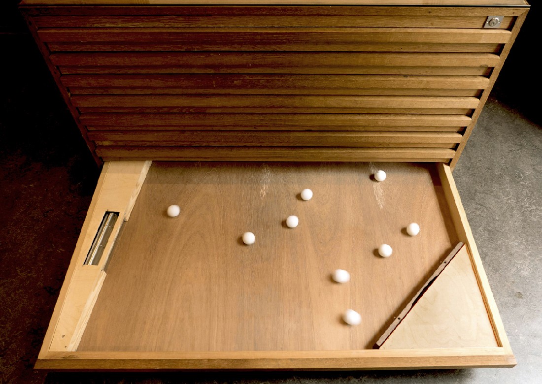Nico Parlevliet, 'La Pong' [2016], pingpongballen, ventilator, klankhout e.a., 78 x 120 x 5 cm.
PHŒBUS•Rotterdam