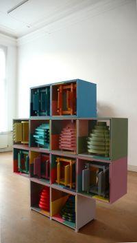 Pjotr Müller, 2010-11 [kast in kruisvorm] (6); twaalf vakken met architectuurstudies in hout/verf, deurtjes kunnen open, objecten erin.
PHŒBUS•Rotterdam