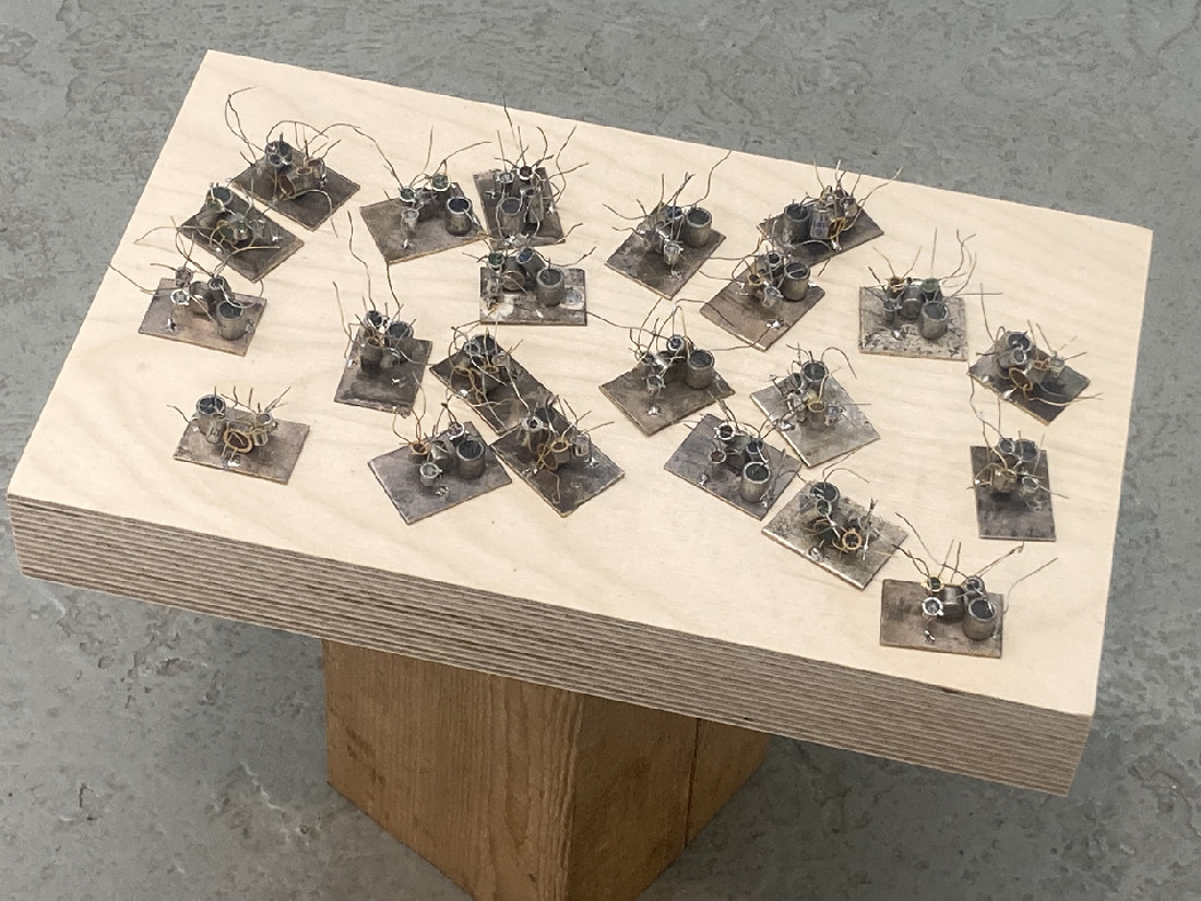 Gert-Jan Prins, Batteries, 2019, 23 stuks ± 3 x 3 x 3 cm., germanium- en siliciumtransistors, verzilverd messing, soldeer.
PHŒBUS•Rotterdam Gert-Jan Prins, Batteries, 2019, 23 stuks ± 3 x 3 x 3 cm., germanium- en siliciumtransistors, verzilverd messing, soldeer.
PHŒBUS•Rotterdam