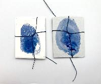 Eva-Maria Schön, twee ‘Medaillons’, 2022, dubbel met vingerafdruk in inkt op papier en fotografie, samengebonden met touw, elk dubbel 3,5 x 2.8 cm.
PHŒBUS•Rotterdam