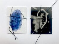 Eva-Maria Schön,  twee ‘Medaillons’, 2022, dubbel met vingerafdruk in inkt op papier en fotografie, samengebonden met touw, elk dubbel 3,5 x 2.8 cm.
PHŒBUS•Rotterdam