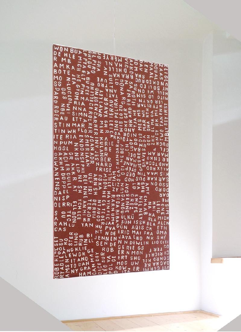 Jan Smejkal, z.t., 2022,
tweezijdig schilderij dat vrij in de ruimte kan hangen en bewegen;
de teksten zijn namen van kunstenaars; gemengde techniek op hout, 110 x 60 cm.
PHŒBUS•Rotterdam
