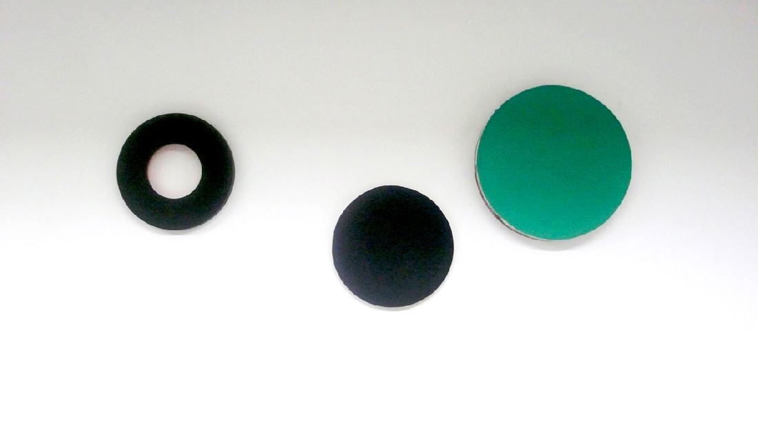 Bernard Villers, Un disque vert ø 36,5 cm, 2 disques noirs (cercle) ø 28cm, 2005.
PHŒBUS•Rotterdam Bernard Villers, Un disque vert ø 36,5 cm, 2 disques noirs (cercle) ø 28cm, 2005.
PHŒBUS•Rotterdam