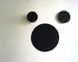 Bernard Villers, ''Mickey peut-être'', 2005, met drie zwarte cirkels

(grootste cirkel ca. ø 22 cm.)
PHŒBUS•Rotterdam