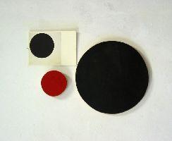 Bernard Villers, ''Mickey peut-être'', kurk met rood beschilderd, een postkaart met afbeelding Malevitc, zwarte cirkel.
PHŒBUS•Rotterdam