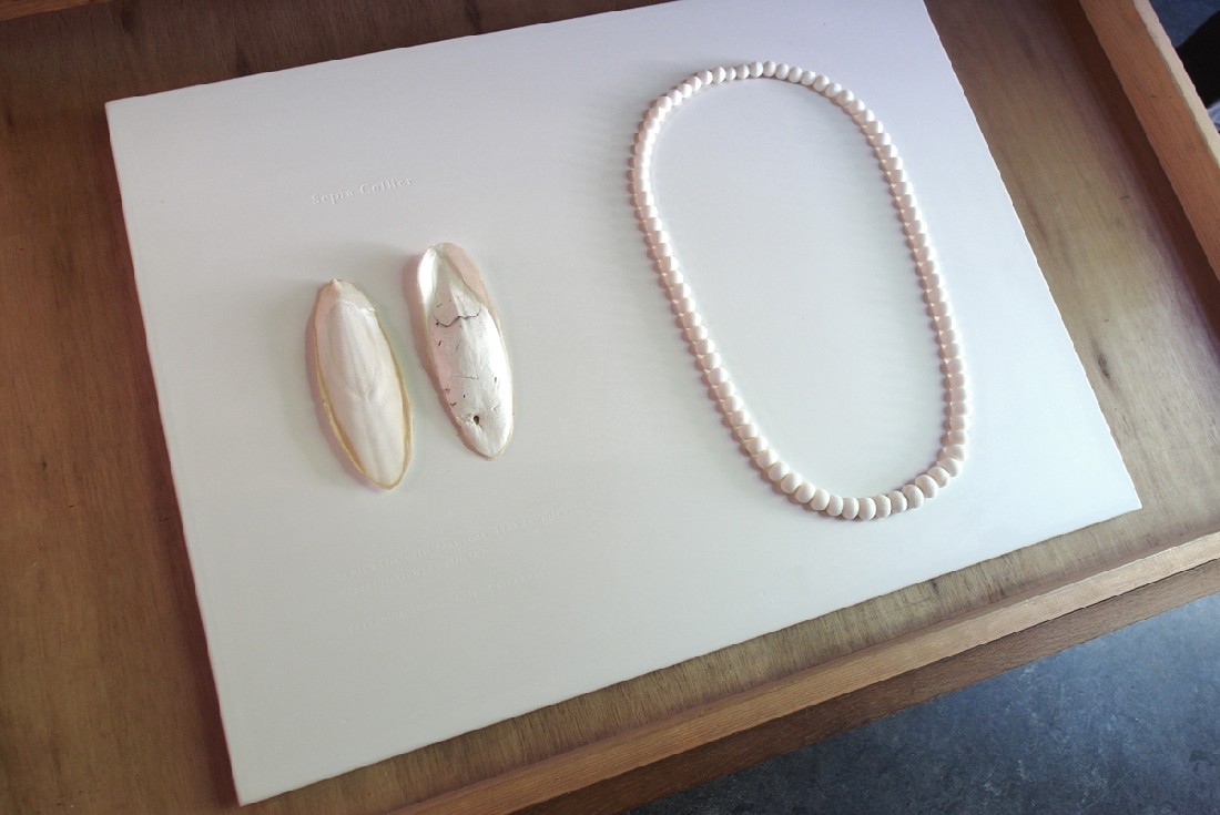 Juliette Warmenhoven, 2018, Sepia Collier, Ladekastproject 2018: object in oplage 24 + AP, gesigneerd en genummerd, in gipsen box en afgesloten met glasplaat. L collier ca. 80 kralen, 1.10 m. x ø kralen 12 - max.19 mm.
PHŒBUS•Rotterdam