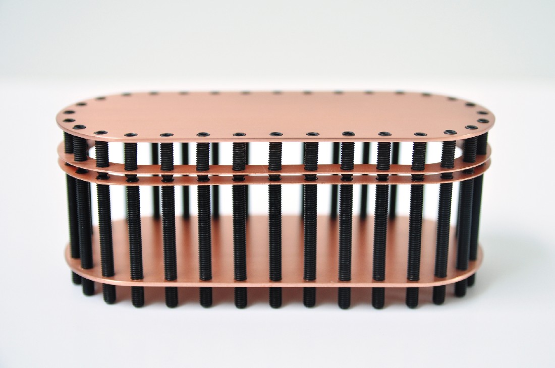 Juliette Warmenhoven, “Memory Collector” (pilvorm) (8). Genummerd en gesigneerd: ‘Juliette Warmenhoven 2017, 1/5’. Koper, 32x zwarte stelschroef m3 30 mm + 32x zwarte stelschroef m3 10mm.,
hxbxl 40x44x102 mm.
PHŒBUS•Rotterdam Juliette Warmenhoven, “Memory Collector” (pilvorm) (8). Genummerd en gesigneerd: ‘Juliette Warmenhoven 2017, 1/5’. Koper, 32x zwarte stelschroef m3 30 mm + 32x zwarte stelschroef m3 10mm.,
hxbxl 40x44x102 mm.
PHŒBUS•Rotterdam