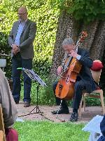 Bas Kwakman, dichter en Hans Woudenberg, musicus/cellist, tijdens het optreden 'Zerewind', zomer 2021, tuin PHŒBUS•Rotterdam
PHŒBUS•Rotterdam